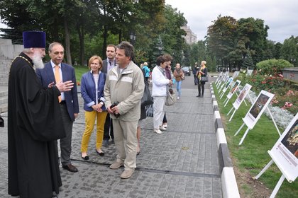 Фотоизложба на български манастири край катедралния храм на Русия